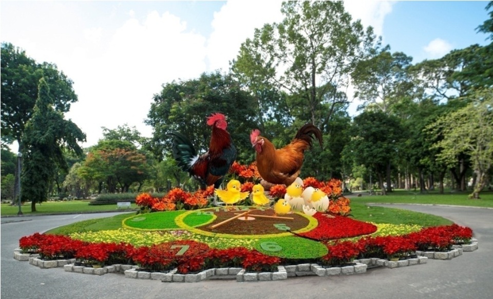 Gà đuôi dài 6 tấc, mai tán rộng 3,5 mét "khoe dáng" tại hội hoa xuân - 2 Biểu tượng năm Đinh Dậu