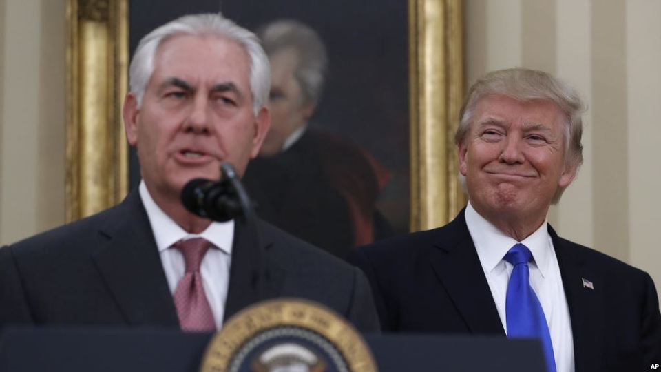 Ngoại trưởng Mỹ tính từ chức vì bất đồng với Tổng thống Trump? - 1
Tổng thống Mỹ Donald Trump (phải) và Ngoại trưởng Rex Tillerson. (Ảnh: AP)