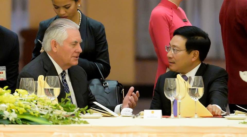 Ngoại trưởng Mỹ thăm di tích lịch sử nhà tù Hỏa Lò, chùa Trấn Quốc - 9
Trước đó, Ngoại trưởng Tillerson khẳng định chuyến thăm Việt Nam của Tổng thống Mỹ Donald Trump có ý nghĩa quan trọng góp phần thúc đẩy quan hệ hai nước. (Ảnh: Bộ Ngoại giao Mỹ)