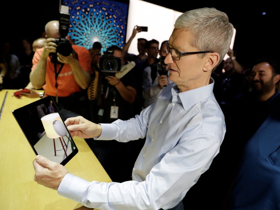 Apple đang chuẩn bị cho “ngày tận thế” của iPhone? - 1
CEO Tim Cook đã tỏ ra quan tâm tới AR.