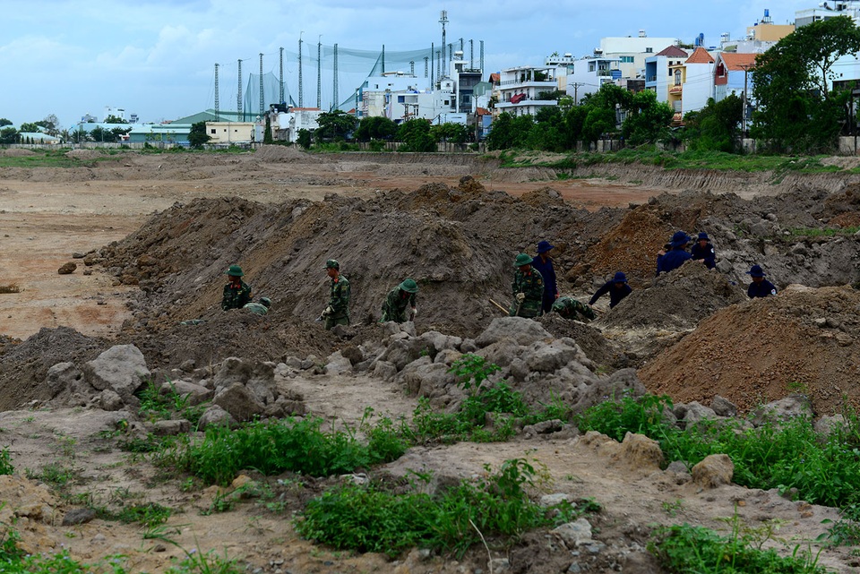 Hình ảnh những di vật liệt sĩ được tìm thấy trong sân bay Tân Sơn Nhất - 1 Công tác khảo sát quy tập mộ liệt sĩ ở phía Tây sân bay Tân Sơn Nhất được tiến hành từ chiều ngày 6/7