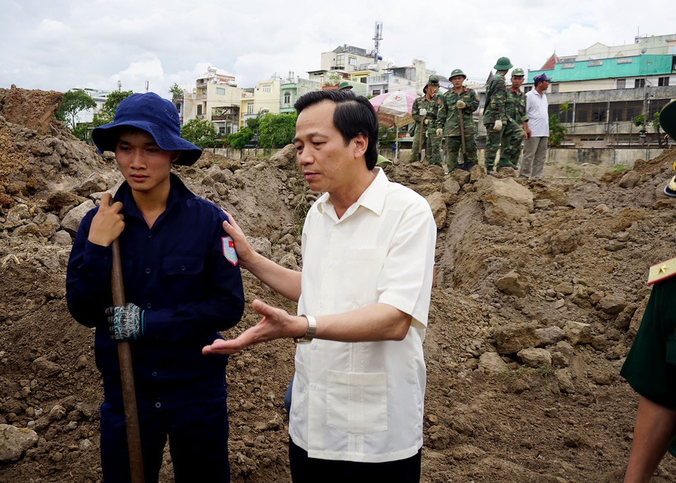 Việc tìm mộ liệt sĩ ở Tân Sơn Nhất kéo dài và gặp nhiều khó khăn - 5
Bộ trưởng Bộ Lao động – Thương binh và Xã hội Đào Ngọc Dung hỏi thăm và động viên lực lượng tìm kiếm hài cốt liệt sĩ (ảnh Nguyễn Quang)
