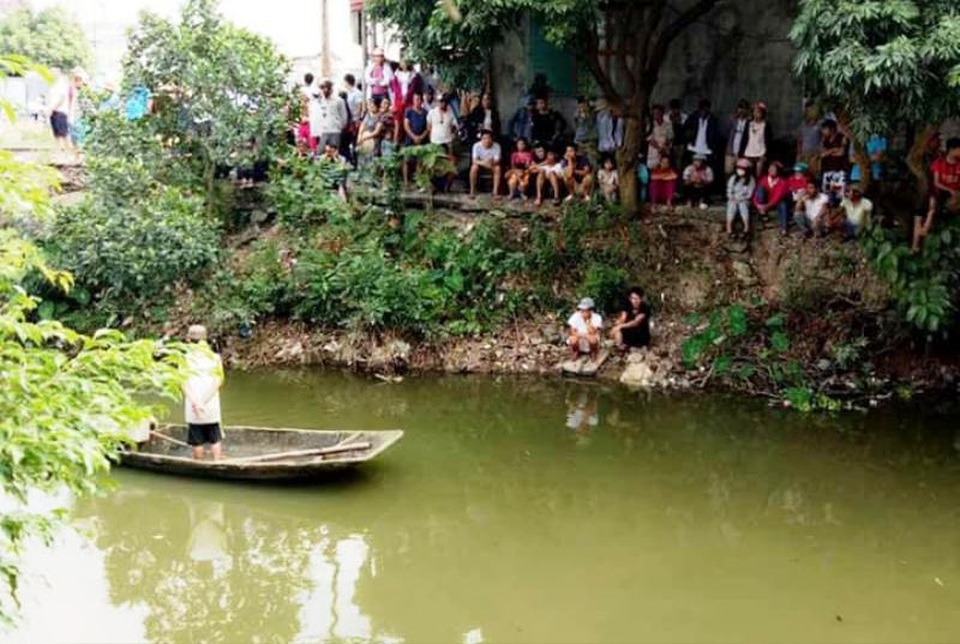 Va chạm với tàu hỏa, 2 mẹ con tử vong thương tâm - 2 Người dân và cơ quan chức năng tìm kiếm cháu bé