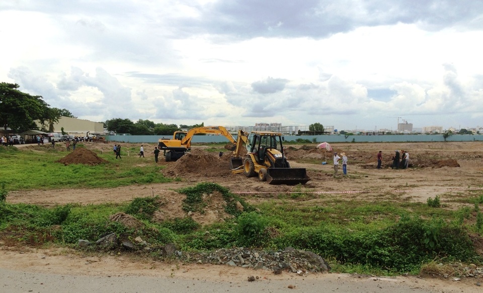 Việc tìm mộ liệt sĩ ở Tân Sơn Nhất kéo dài và gặp nhiều khó khăn - 1 Hai máy đào phục vụ công tác tìm kiếm mộ liệt sĩ (ảnh Quốc Anh)