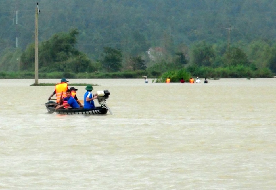 Băng qua đường ngập, một phụ nữ bị lũ cuốn mất tích - 1 Lực lượng cứu nạn nỗ lực tìm kiếm tung tích chị Thắm