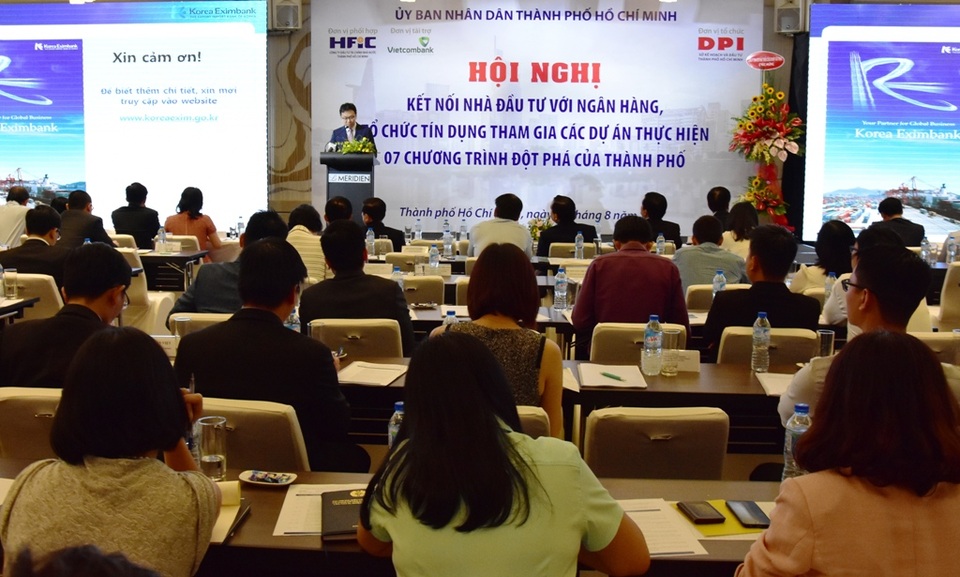 TPHCM cần 850.000 tỷ đồng để tạo đột phá - 1 Hội nghị ngày 24/8 cũng chứng kiến lễ ký kết biên bản thỏa thuận cho vay vốn 8 dự án PPP giữa các nhà đầu tư và các ngân hàng, với số vốn vay là 26.000 tỷ đồng.