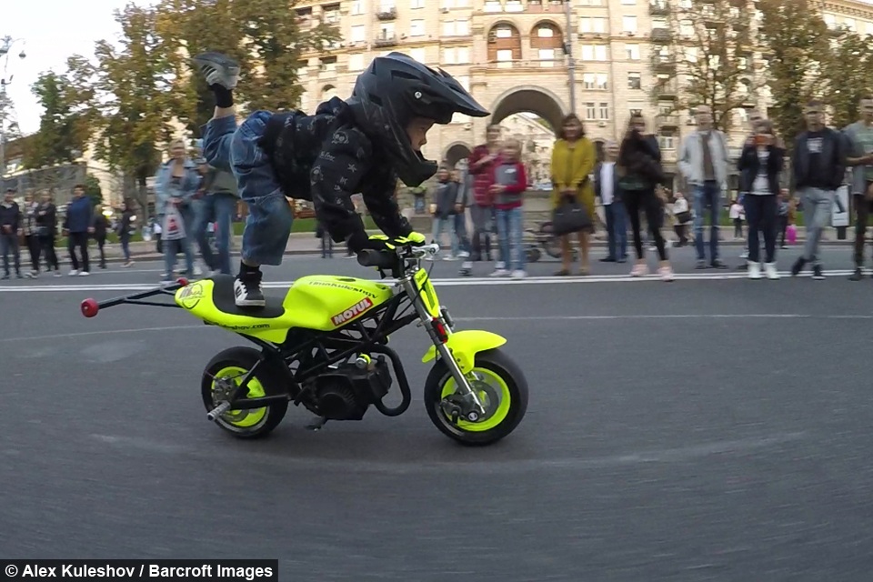Tima Kuleshov - Biker nhí đang "đốn tim" các tín đồ tốc độ - 4
Cậu bé 4 tuổi có kỹ năng điều khiển mô-tô thuần thục như người lớn