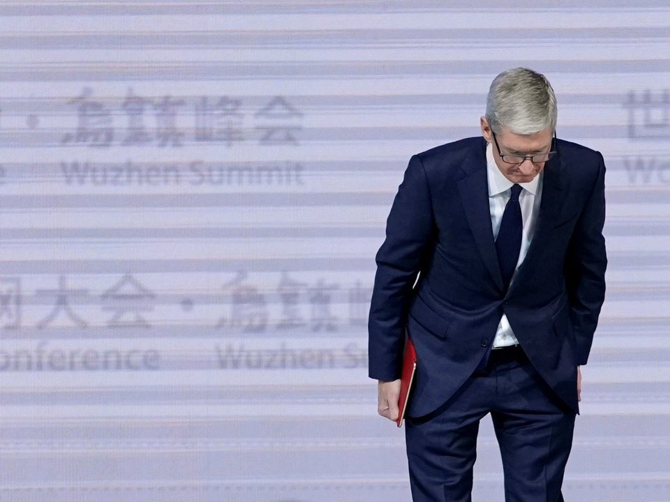 Liên tiếp bị kiện, Apple xin lỗi vì làm chậm iPhone đời cũ - 1 CEO Tim Cook của Apple.