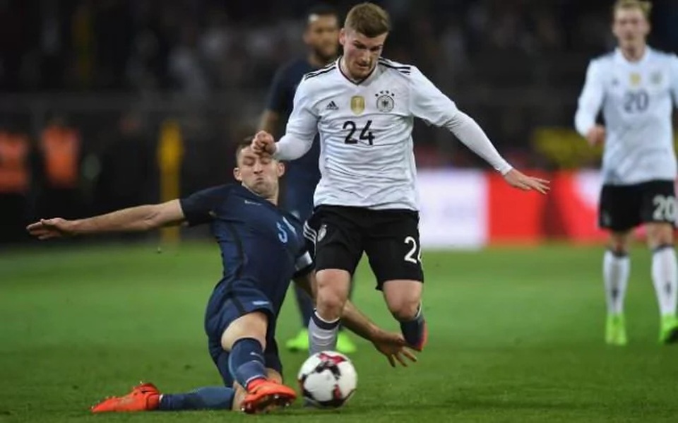 
Ở Confed Cup 2017, đội tuyển Đức trình làng đội hình trẻ, gồm nhiều gương mặt triển vọng, trong đó Timo Werner. Cầu thủ sinh năm 1996 đã thi đấu cực hay trong mùa giải vừa qua trong màu áo Leipzig. Tính riêng ở Bundesliga, Timo Werner là chân sút nội tốt nhất với 21 bàn thắng. Điều này góp công lớn giúp Leipzig vô địch Bundesliga.
