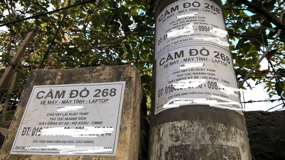 Cuối năm, tín dụng đen ồ ạt xuống phố “sát phạt” người vay - 1 Cầm đồ, cho vay tín dụng đen bắt đầu được giới cho vay nặng lãi phát tờ rơi, dán quảng cáo khắp mọi nơi.