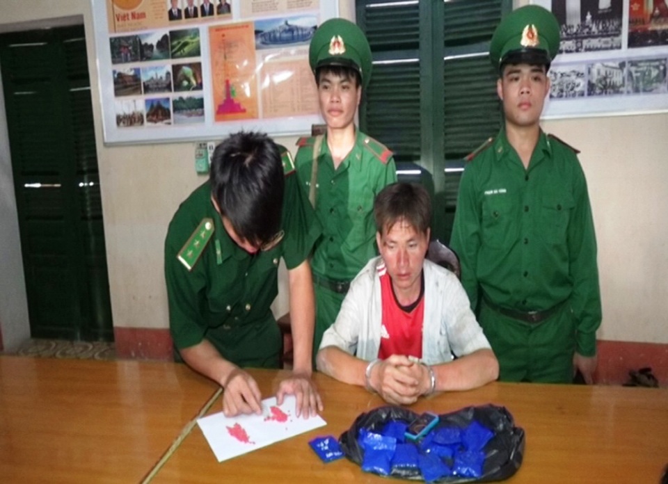 Bắt đối tượng vận chuyển 2.000 viên ma túy tổng hợp - 2 Lực lượng Biên phòng Thanh Hóa kiểm tra số ma túy do Vàng A Câu vận chuyển