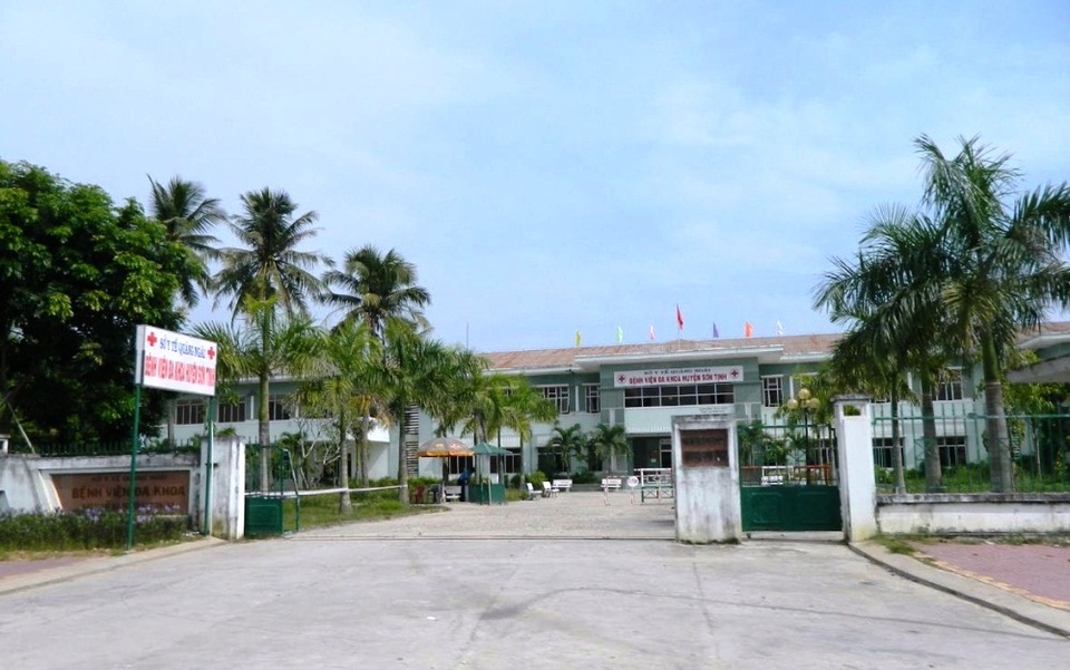 Kiểm thảo nguyên nhân vụ trẻ sơ sinh tử vong do dây rốn quấn cổ - 1
Bệnh viện đa khoa huyện Sơn Tịnh - nơi xảy ra vụ trẻ sơ sinh tử vong do dây rốn quấn cổ.