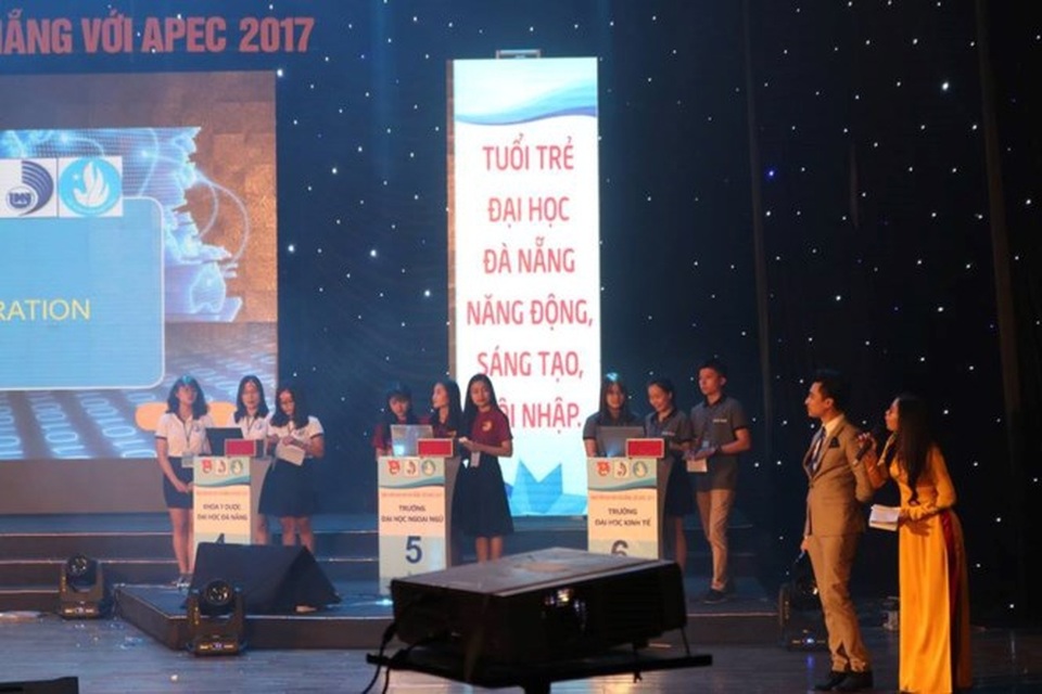 ĐH Sư phạm Đà Nẵng đoạt quán quân cuộc thi sinh viên với APEC - 2 Các đội thi tranh tài trong đêm chung kết. Kết quả, Trường ĐH Sư phạm Đà Nẵng đoạt ngôi quán quân