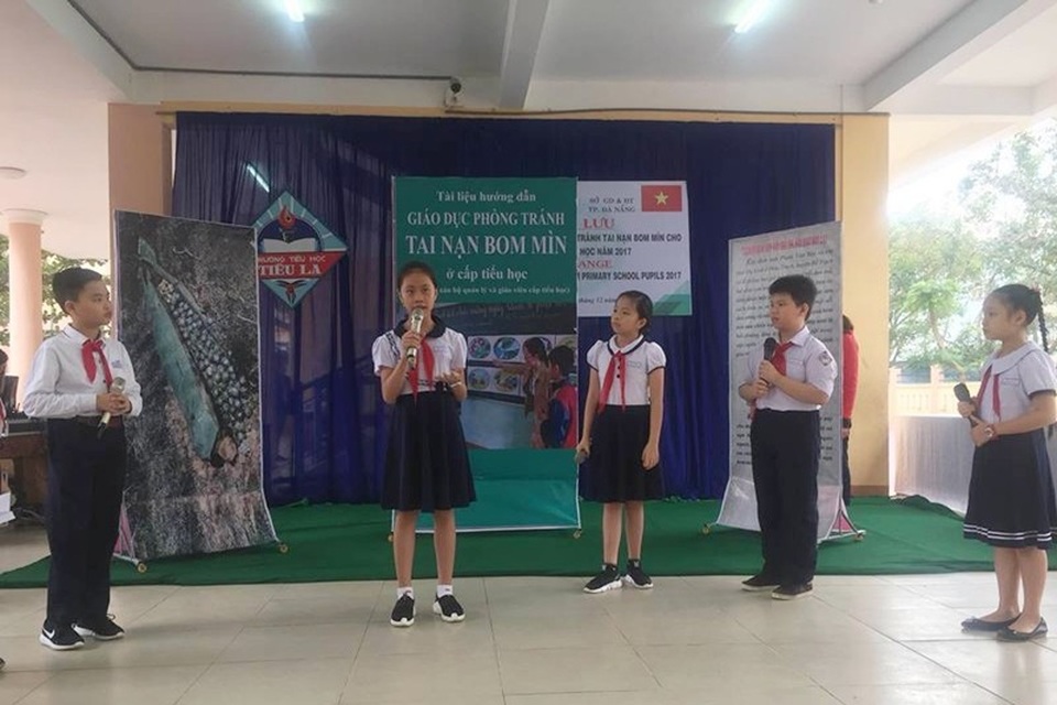 Học sinh Đà Nẵng giao lưu kiến thức phòng tránh tai nạn bom mìn - 1 Các em học sinh Đà Nẵng giao lưu kiến thức phòng tránh tai nạn bom mìn