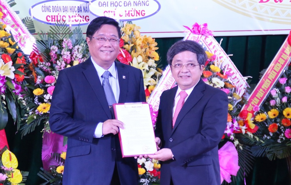 Đại học Bách khoa Đà Nẵng có hiệu trưởng mới - 1 GS.TS Trần Văn Nam - Giám đốc ĐH Đà Nẵng trao quyết định bổ nhiệm PGS.TS Đoàn Quang Vinh làm Hiệu trưởng Trường ĐH Bách khoa