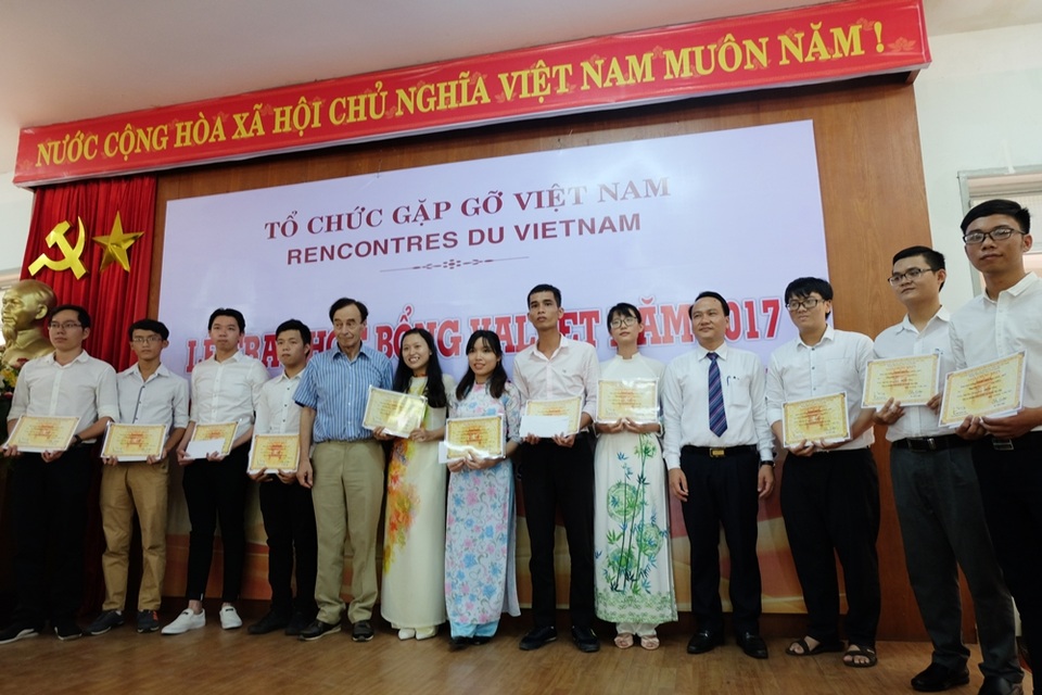 Trao học bổng Vallet đến học sinh, sinh viên xuất sắc tại Đà Nẵng - 1 Các học sinh, sinh viên vừa đón nhận học bổng Odon Vallet tại Đà Nẵng chiều 4/9