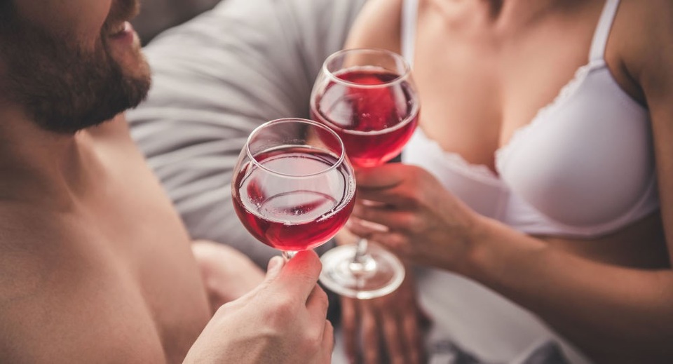 Đàn ông say rượu thường thấy phụ nữ là đối tác để quan hệ tình dục - 1 Đàn ông say rượu thường thấy phụ nữ là đối tác để quan hệ tình dục - 1