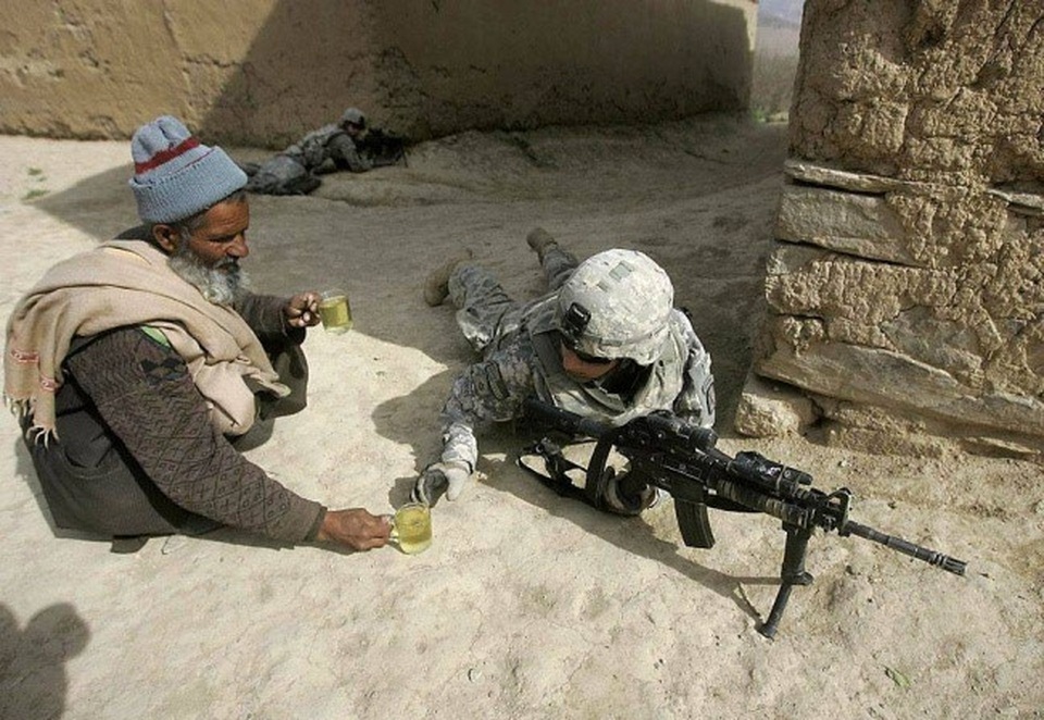 Những hình ảnh cảm động khiến cuộc sống ý nghĩa hơn - 12 Một người đàn ông Afghanistan mang cho người lính Mỹ ly trà dù tình hình chiến sự đang căng thẳng.