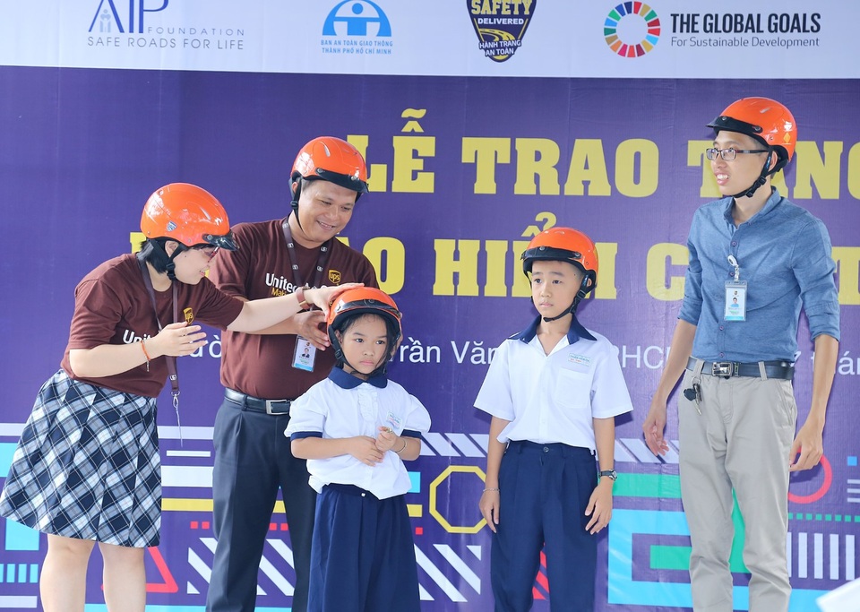 TNGT - một trong những nguyên nhân gây tử vong hàng đầu ở trẻ em - 2 Hướng dẫn đội mũ bả hiểm đúng cách
