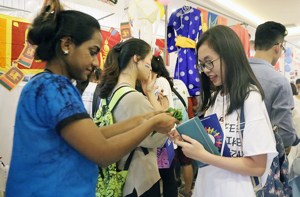 
Tại Ngày hội tình nguyện toàn cầu 2017, các bạn trẻ có cơ hội trao đổi, giao lưu, tìm hiểu văn hóa của các nước trên thế giới

