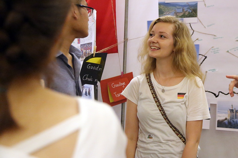 
Đại diện nhóm tình nguyện nước Đức nhiệt tình chia sẻ về những nét văn hóa, ẩm thực đặc trưng, những lễ hội của đất nước mình với những vị khách.
