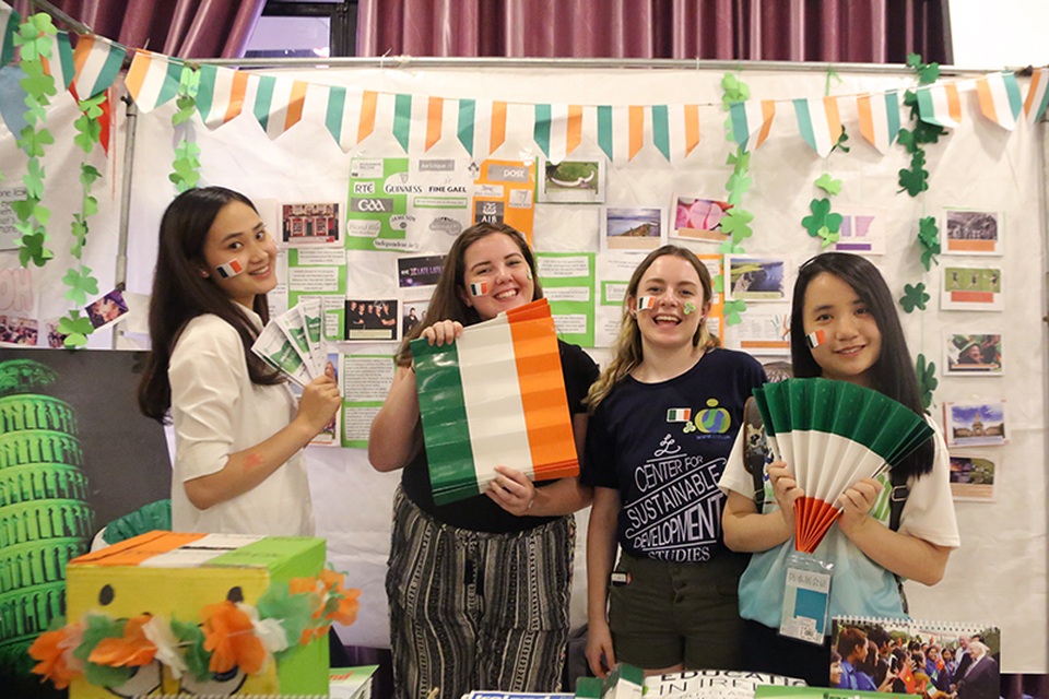 
Hai cô gái xinh đẹp đến từ Ireland khoe nụ cười tươi rói bên những người bạn Việt
