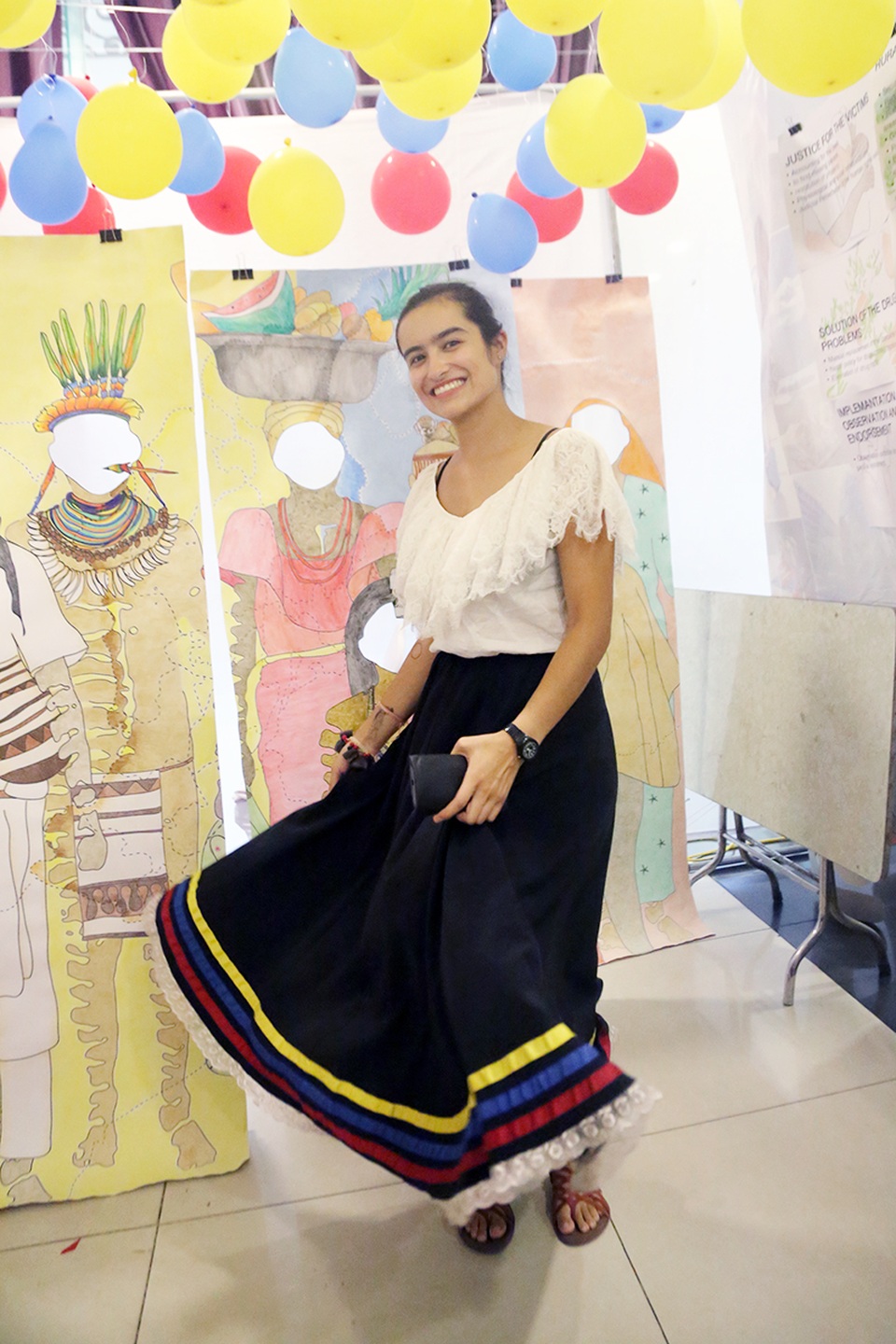 
Lorena – tình nguyện viên đến từ Colombia đã có 8 tháng sống và làm việc tại Việt Nam. Diện trang phục truyền thống của đất nước mình, Lorena thu hút ánh nhìn của nhiều bạn trẻ tham gia chương trình
