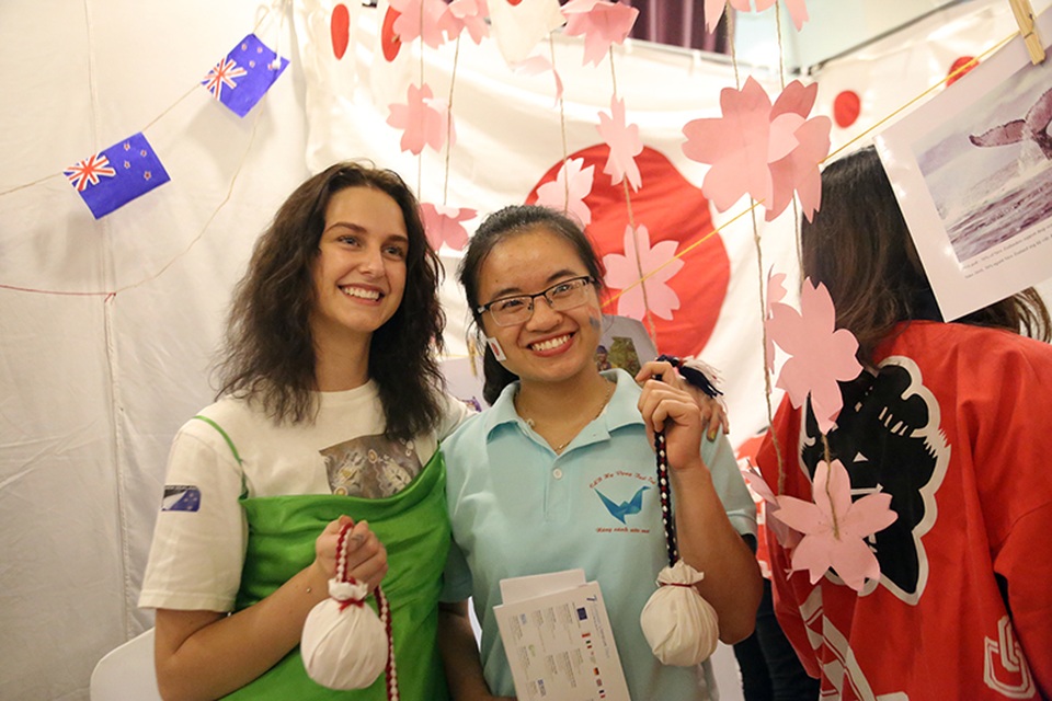 
Nữ tình nguyện viên New Zealand được nhiều bạn trẻ Việt Nam yêu mến, xin chụp ảnh cùng
