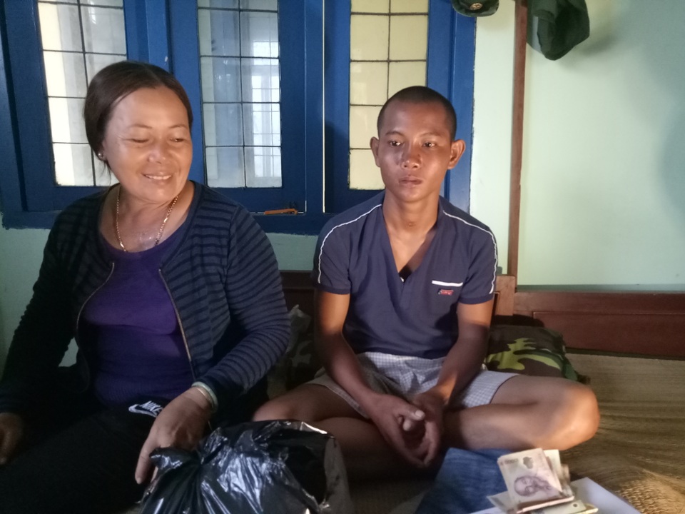 Cứu sống ngư dân trôi dạt 3 ngày đêm trên biển - 1
Người dân xã Tịnh Kỳ thăm hỏi, hỗ trợ ngư dân Danh Việt.