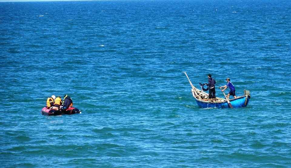 Giám đốc Ban Quản lý Cảng cá mất tích khi tắm biển - 1
Lực lượng cứu hộ, cứu nạn tích cực tìm kiếm ông Trịnh Văn Kiệt.