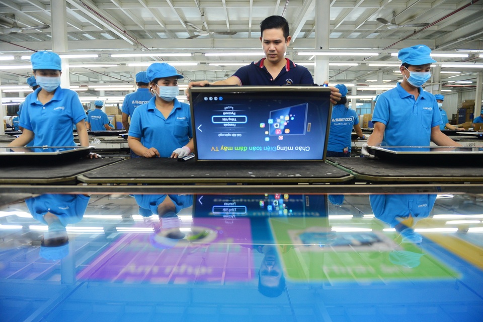 TV chuẩn 4K ngày càng dễ mua - 3
Ông Phạm Văn Tam, Chủ tịch, Tổng Giám đốc Tập đoàn điện tử Asanzo tại nhà máy lắp ráp TV