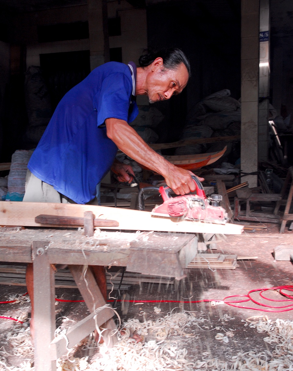 Làng ghe truyền thống nhộp nhịp khi mùa lũ về - 4 Một công đoạn phục vụ quá trình đóng ghe, năm nay nhu cầu người dân đến mua xuồng tăng, sản lượng xuồng đóng nhiều hơn mọi năm từ 20 - 30%, chủ yếu là xuồng loại nhỏ.