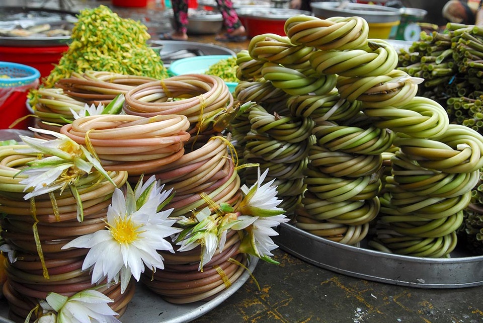 Chợ đặc sản bình dị ở miền Tây mùa nước nổi - 3 Ngoài bông điển, chợ quê còn “khoác” lên mình nhiều nét đặc sắc, hấp dẫn vào mùa nước nổi bởi những sản vật như: cá linh, bông súng...