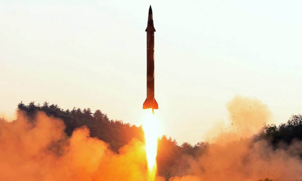 Triều Tiên phóng tên lửa bay qua Nhật Bản - 1
Một vụ thử tên lửa của Triều Tiên (Ảnh: KCNA/Reuters)