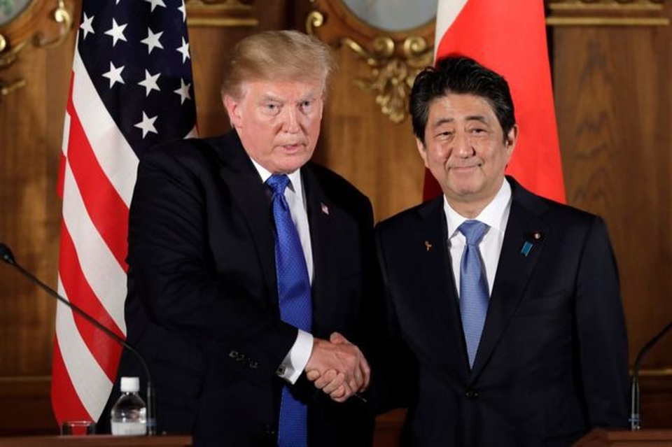 Tổng thống Trump: Vũ khí của Mỹ sẽ giúp Nhật bắn hạ tên lửa Triều Tiên - 1
Tổng thống Mỹ Donald Trump (trái) và Thủ tướng Nhật Bản Shinzo Abe (Ảnh: EPA)