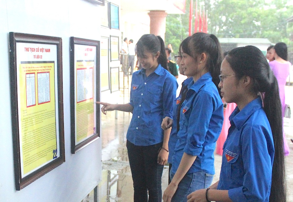 Đội mưa dự Triển lãm bản đồ và tư liệu “Hoàng Sa, Trường Sa của Việt Nam” - 8 Với các em học sinh, đoàn viên, thanh niên đây là kiến thức về lịch sử không thể bỏ qua.