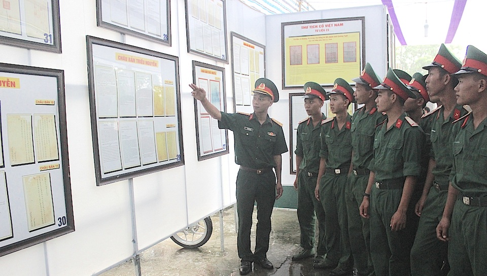 Đội mưa dự Triển lãm bản đồ và tư liệu “Hoàng Sa, Trường Sa của Việt Nam” - 7 Đội mưa dự Triển lãm bản đồ và tư liệu “Hoàng Sa, Trường Sa của Việt Nam” - 7