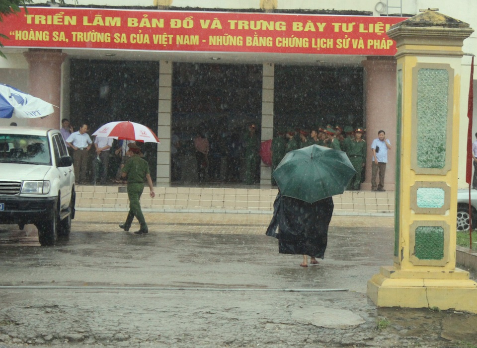 Đội mưa dự Triển lãm bản đồ và tư liệu “Hoàng Sa, Trường Sa của Việt Nam” - 2 Mặc dù trời mưa rất to nhưng có rất nhiều người đến dự buổi triển lãm tại thị trấn miền núi cao Anh Sơn, Nghệ An.