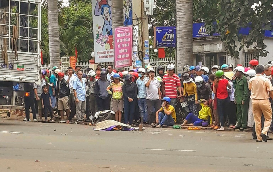 
Thai phụ tử nạn sau va chạm với xe tải (ảnh T.B)
