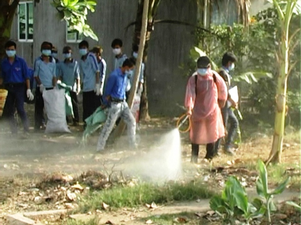 Các địa phương có dịch SXH tăng cường các biện pháp phun thuốc mở rộng để dập dịch. (ảnh Trọng Trung)