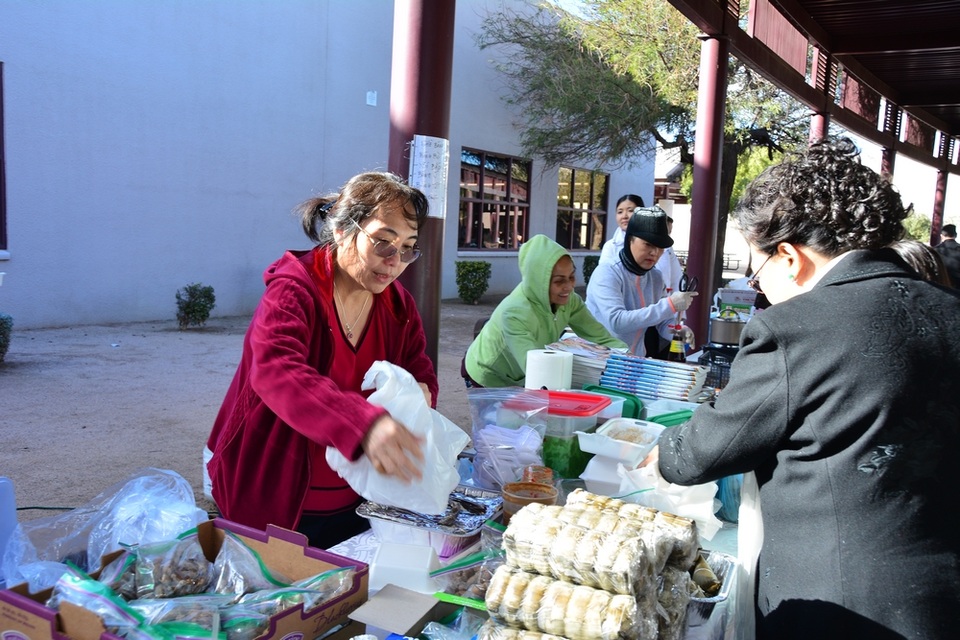 Người Việt ở Arizona mở Hội chợ Tết và Đại nhạc hội mừng Xuân Đinh Dậu - 12
Hội Chợ Tết được tổ chức trong khuôn viên trường Mesquite.