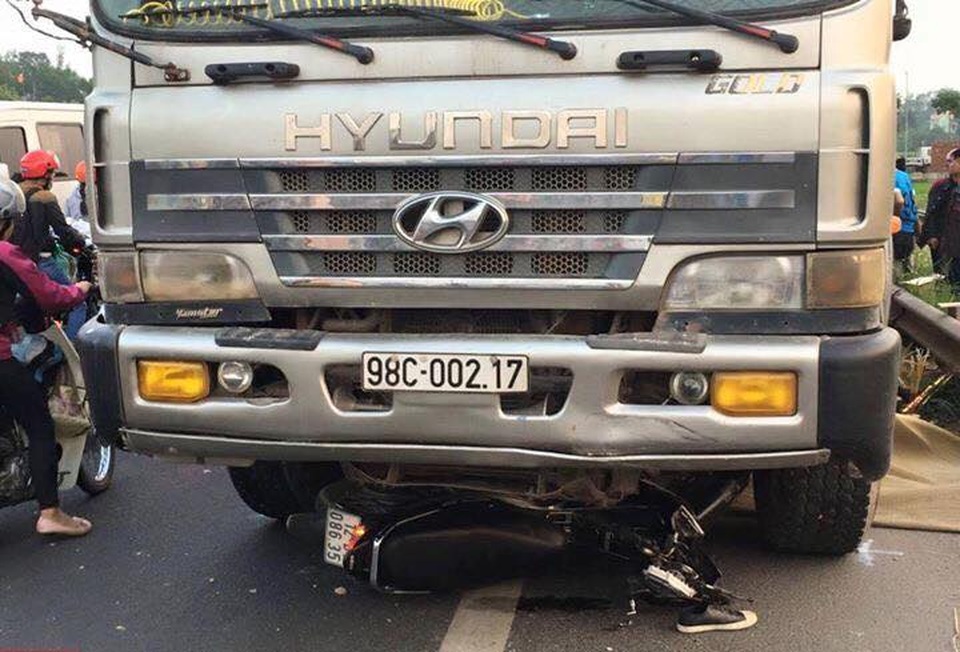Điều tra vụ xe tải chạy ngược chiều đâm chết 2 người đi xe máy - 1 Hiện trường vụ TNGT nghiêm trọng tại Bắc Giang (ảnh: Facebook)