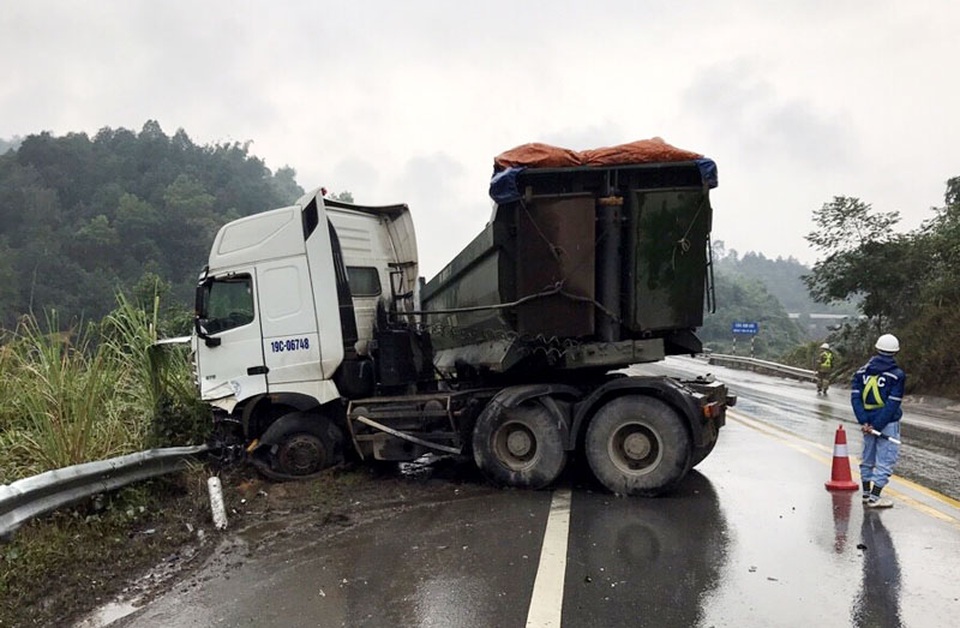 Giám đốc chi nhánh ngân hàng tử nạn trên cao tốc Nội Bài - Lào Cai - 2 Giám đốc chi nhánh ngân hàng tử nạn trên cao tốc Nội Bài - Lào Cai - 2