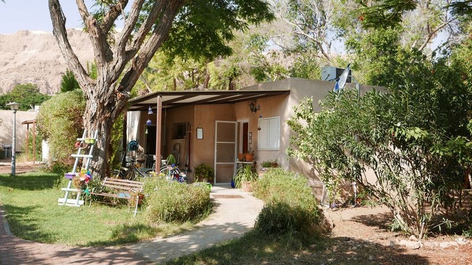 Kỳ diệu "ốc đảo xanh" giữa sa mạc Israel - 11
Khu nhà dành cho các gia đình sinh sống tại kibbutz. Mỗi gia đình có những khoảnh vườn nhỏ để trồng rau và cây cối.