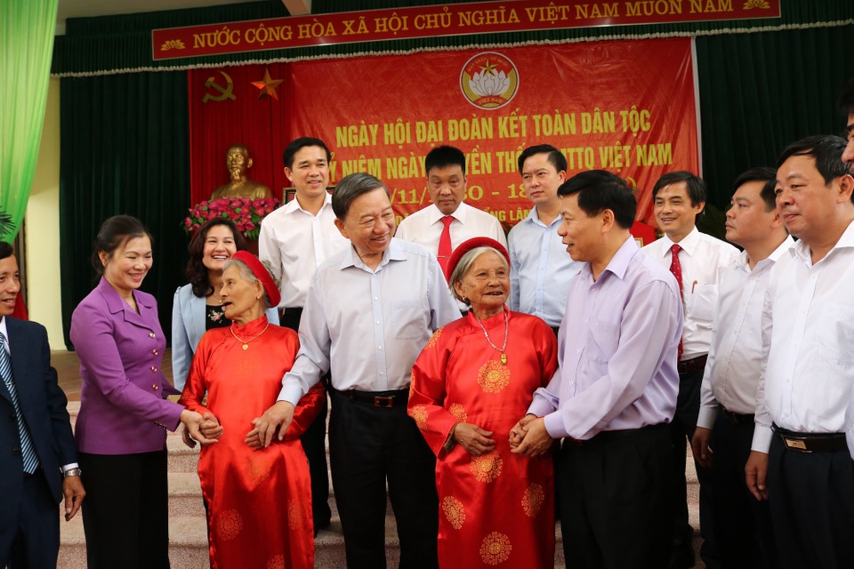 Bộ trưởng Bộ Công an Tô Lâm đến dự "Ngày hội Đại đoàn kết toàn dân" - 1 Ủy viên Bộ Chính trị, Bộ trưởng Bộ Công an Tô Lâm trao đổi với các đại biểu dự Ngày hội Đại đoàn kết toàn dân