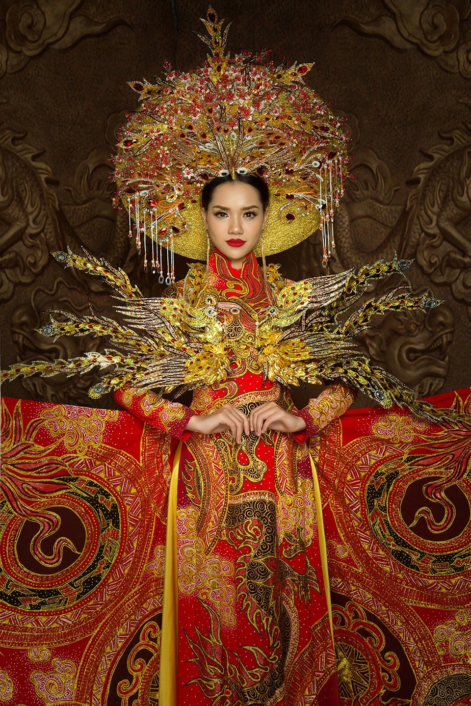 Nữ sinh Việt giành giải Phong thái cuộc thi Hoa khôi các trường ĐH thế giới - 2 Trang phục Truyền thống đầy cầu kỳ của Thuỳ Dương.