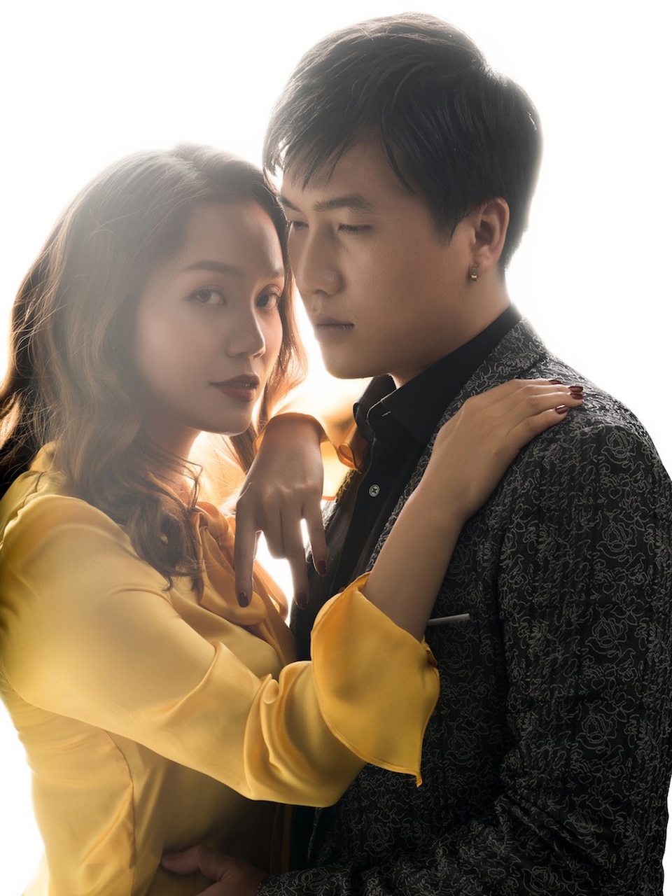 Ca sĩ Ngọc Anh: “Nhiều người nổi tiếng không đồng nghĩa là rất tài giỏi” - 3 Single “Bên nhau bao lâu” gồm 03 ca khúc: “Tình yêu nào”, “Nên em là người ra đi” và “Bên nhau bao lâu”.