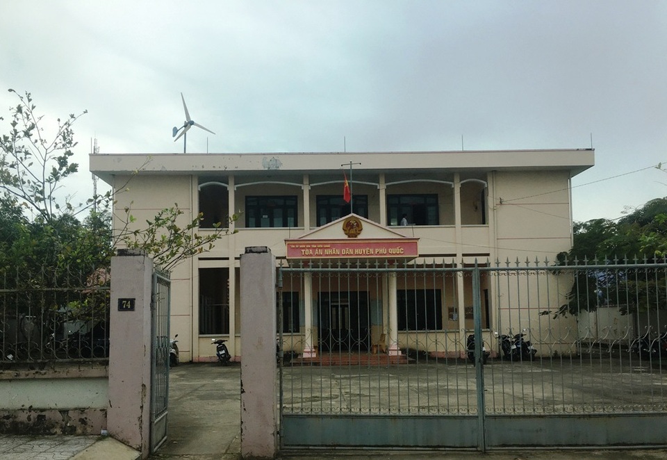Kiên Giang: Đề nghị làm rõ vụ án có dấu hiệu làm sai lệch hồ sơ! - 1 Theo qui định tại khoản 3, Điều 33 của Luật Sửa đổi, bổ sung một số điều của Bộ Luật tố tụng dân sự 2011 thì vụ việc này TAND huyện Phú Quốc thụ lý có dấu hiệu sai thẩm quyền.