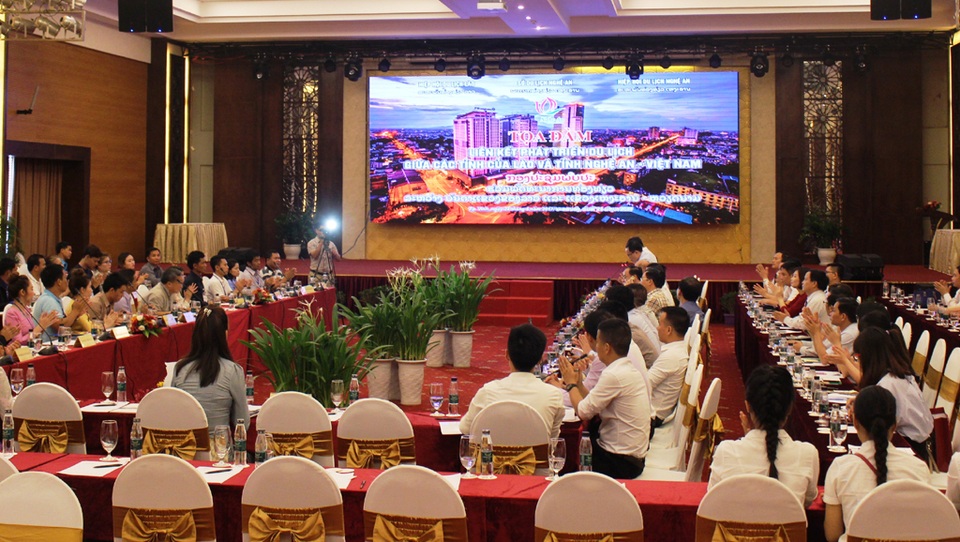 Nghệ An “hút” du khách Lào bằng giá ưu đãi đặc biệt - 1 Đại diện Hiệp hội du lịch tỉnh Nghệ An và các tỉnh nước bạn Lào tọa đàm liên kết phát triển du lịch
