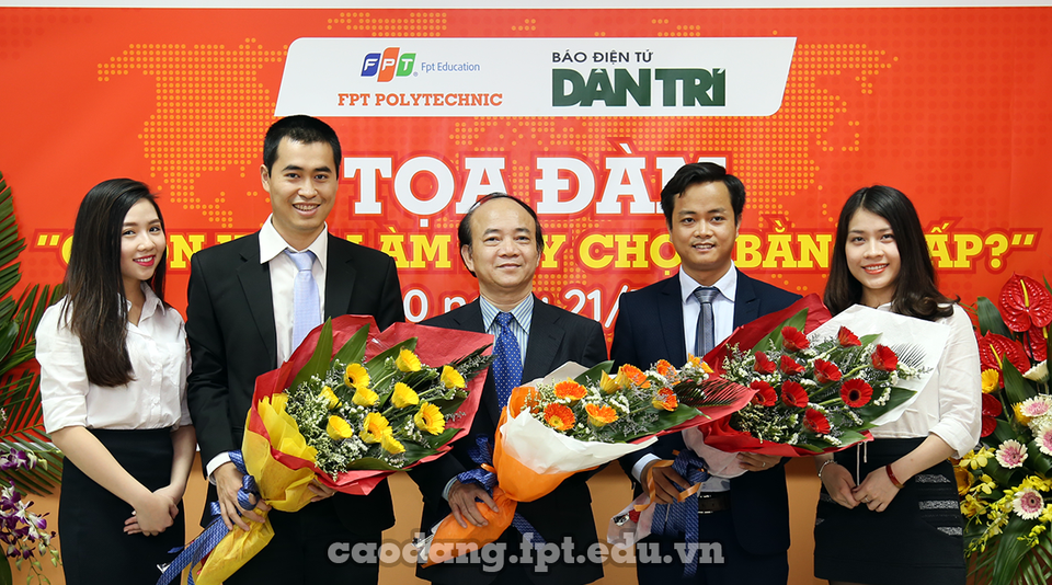 
Ông Vũ Chí Thành - Giám đốc Khối đào tạo Cao đẳng thực hành FPT Polytechnic tặng hoa, chào đón các vị diễn giả trong buổi tọa đàm trực tuyến “Chọn việc làm hay chọn bằng cấp”.
